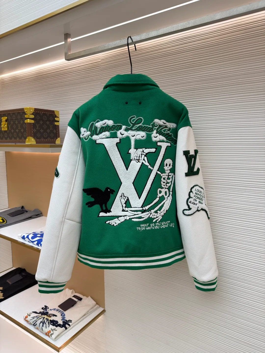 LOUIS VUITTON Loose long-sleeved baseball jersey with monogram pattern ●Original version: Purchased and developed for 29999 ●Item number: 1682254-C10 ●Fabric: cotton fabric ●Technology: embroidery production ●Color: green ●Version: fitted version ●Weight: about 1145 grams ●Size: 46-48-50-52 ●Description: The main body of this Louis Vuitton baseball jacket is made of high-count wool blended fabric. It has been processed by raising and carding processes. The fabric has a full velvety feel and is crisp and stylish. The green base color is made of worsted dyeing process. The color is pure and not easy to fade. The sleeves are spliced ​​with custom pebbled artificial leather, which has been embossed and softened. The texture is natural, flexible to the touch, and is scratch-resistant and wear-resistant. The letters and patterns decorated on the body are made of terry embroidery + appliqué embroidery composite technology. The terry embroidery coils are fluffy and three-dimensional, and the edges of the appliqué embroidery are overlocked to ensure accurate pattern splicing. The handwritten text is made using flat embroidery technology, with fine stitches and clear fonts. The placket is made of custom-made mother-of-pearl buttons, which are hand-polished and polished to have a warm luster; the ribbed neckline and hem are made of spandex blended material, which has good resilience and is not easy to loosen. The overall design uses three-dimensional tailoring and hand-sewing techniques to integrate a variety of materials and embroidery techniques to fully demonstrate the essence of haute couture garments. The overall wiring is straight and delicate, the fabric is comfortable and soft, and the color is consistent without color difference. It can be matched with the same style to create a fashionable look and control various occasions. Customized accessories, complete with three standards, same style for men and women!